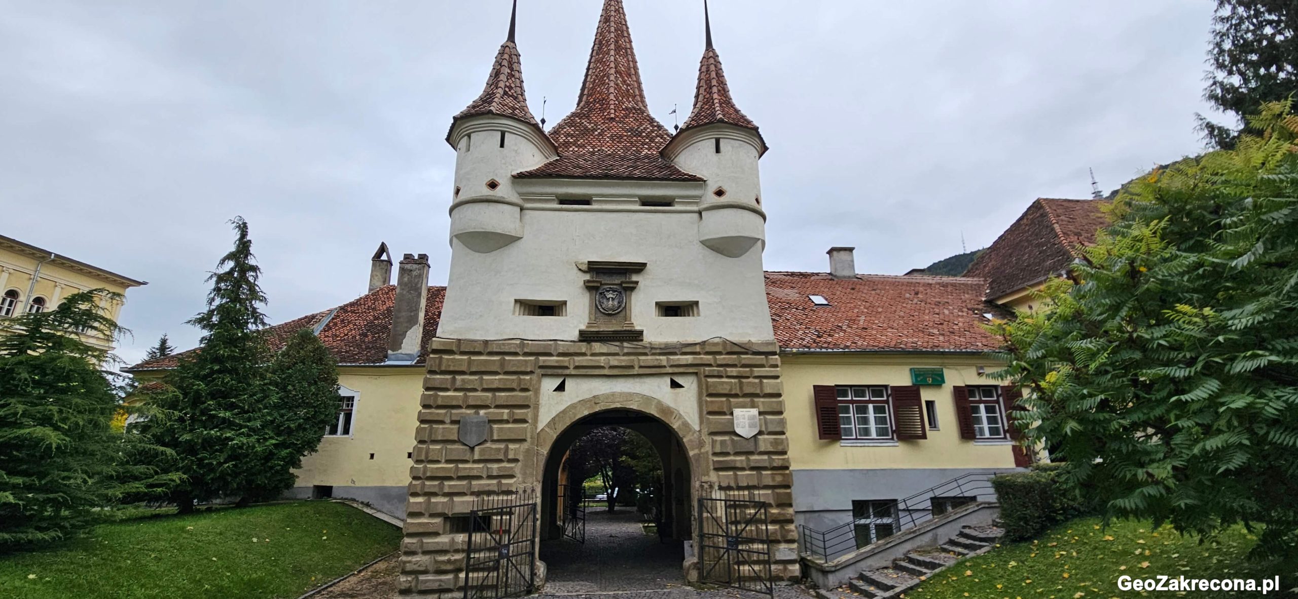 Zamek Draculi, Zamek Peles i Braszów